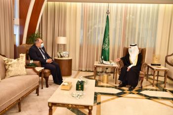 .. ويبحث العلاقات الطيبة مع سفير قبرص