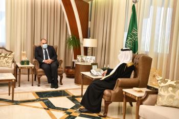 .. ويبحث العلاقات الطيبة مع سفير قبرص
