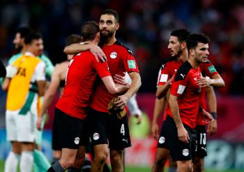 مصر تتعادل مع الجزائر وتتصدر مجموعتها بكأس العرب