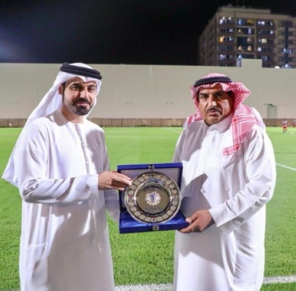 تبادل الدروع التذكارية خلال ودية ضمك والنصر الإماراتي