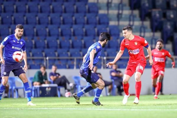 تبادل الدروع التذكارية خلال ودية ضمك والنصر الإماراتي