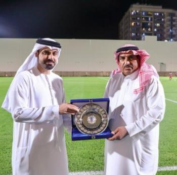تبادل الدروع التذكارية خلال ودية ضمك والنصر الإماراتي