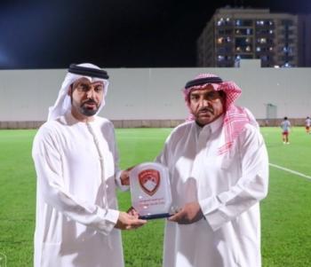 تبادل الدروع التذكارية خلال ودية ضمك والنصر الإماراتي