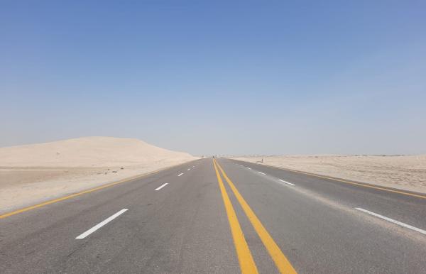 دهان الخطوط الأرضية بشاطئ نصف القمر
