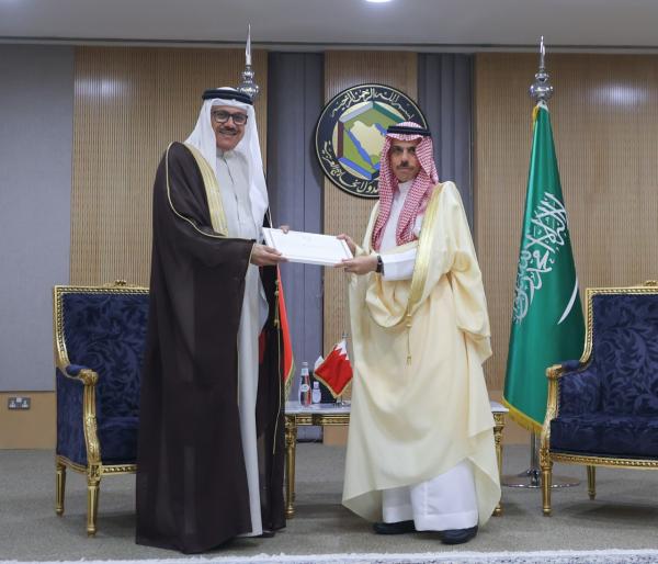 عاجل: خادم الحرمين يتلقّى رسالة خطّية من ملك البحرين