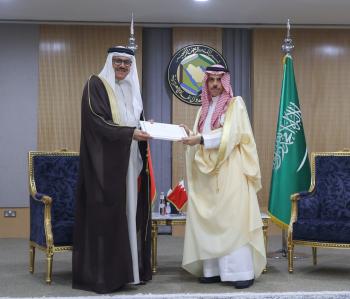 عاجل: خادم الحرمين يتلقّى رسالة خطّية من ملك البحرين