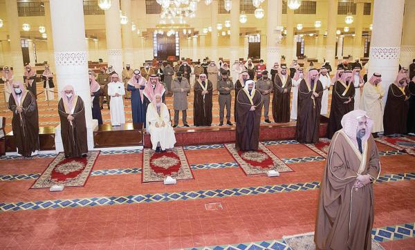 أمراء المناطق يتقدمون المصلين لأداء صلاة الاستسقاء