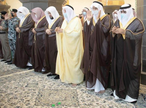 أمراء المناطق يتقدمون المصلين لأداء صلاة الاستسقاء