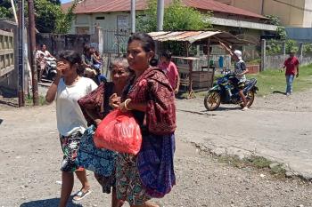 عاجل: السفارة في اندونيسيا تطلب من المواطنين الابتعاد عن مناطق زلزال تينغارا