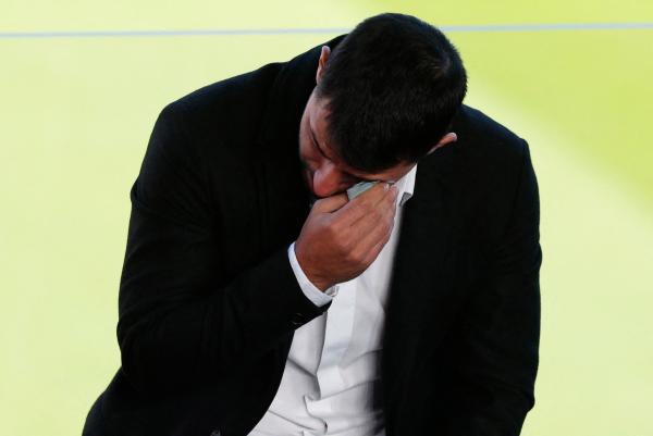ميسي يدعم أجويرو برسالة مؤثرة