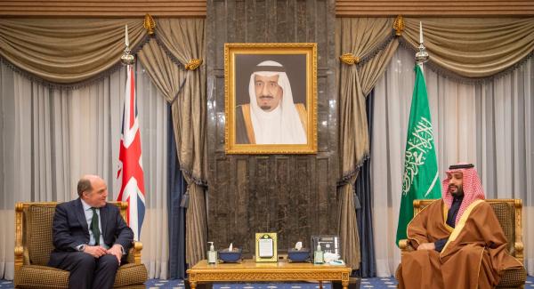 ولي العهد يبحث مجالات التعاون مع وزير الدفاع البريطاني