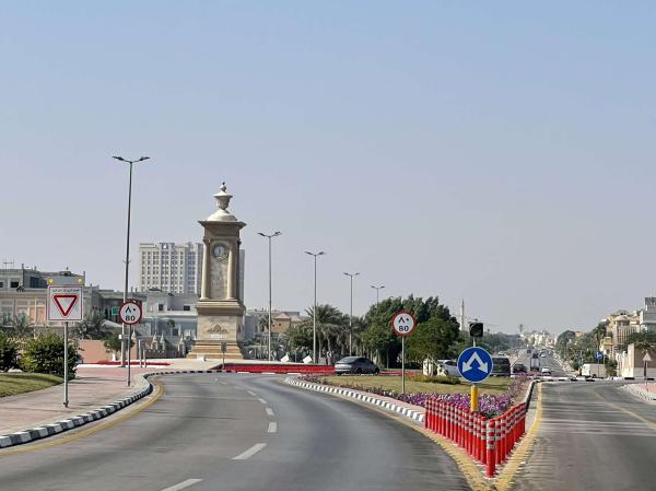لوحات تحذيرية ومصدات على رؤوس الجزر وتقاطعات الخبر