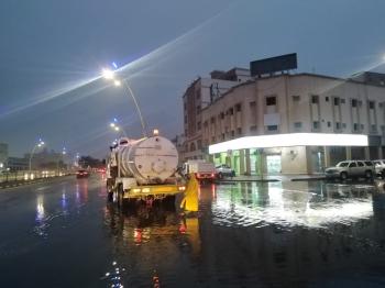 سحب تجمعات الأمطار بشوارع الخفجي