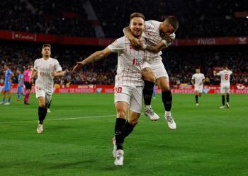 هدف أوكامبوس يمنح إشبيلية الفوز 2-1 على أتليتيكو مدريد