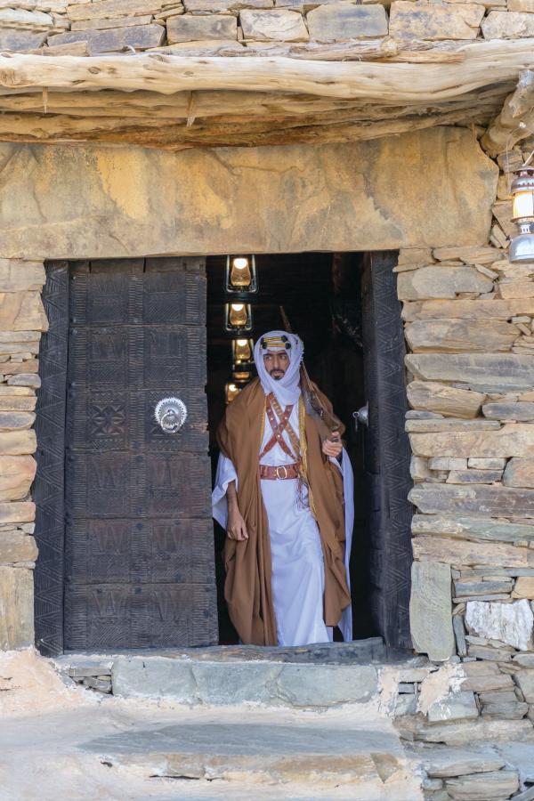 «الجبة»..اللباس التاريخي لأجواء الشتاء في الباحة