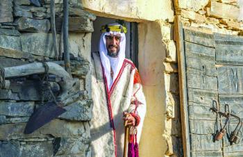 «الجبة»..اللباس التاريخي لأجواء الشتاء في الباحة