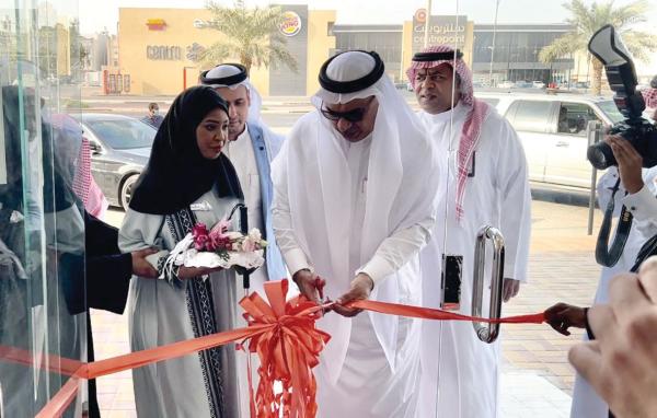 أمين الشرقية يفتتح محلا لإحدى ذوات الإعاقة