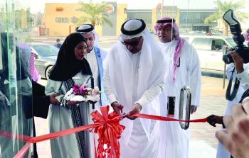 أمين الشرقية يفتتح محلا لإحدى ذوات الإعاقة