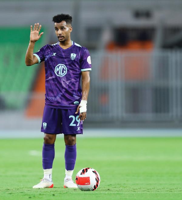 الأهلي يحصن غريب من الطامعين