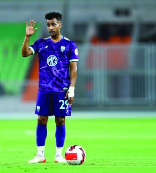 الأهلي يحصن غريب من الطامعين
