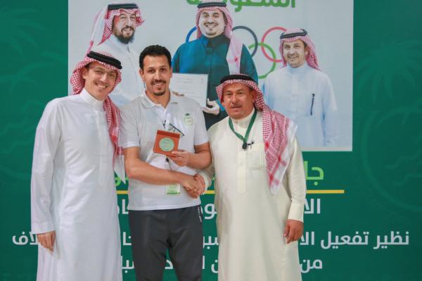 السباحة يحصد جائزة الاتحاد المتطور