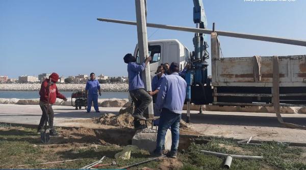 تركيب 41 عمود إنارة بكورنيش القطيف