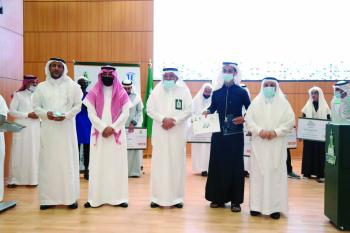 30 طالبا يتسلمون جوائز مسابقة «جامعة الملك عبدالعزيز للخط العربي»