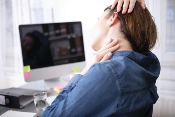 «الإطالات» تعالج سلبيات العمل المكتبي الصحية