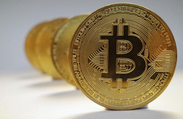 تراجع عملة البتكوين إلى أقل من 50 ألف دولار