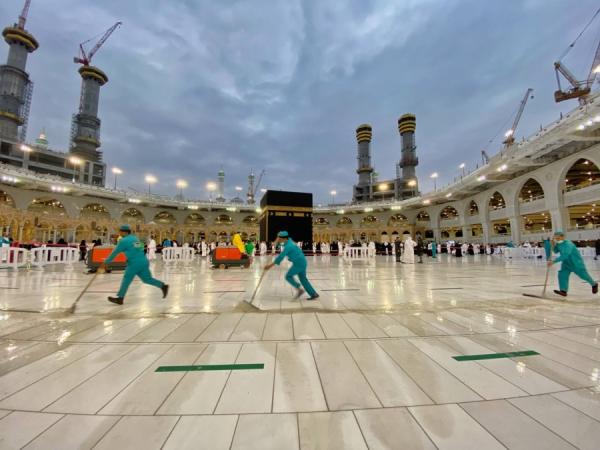 شؤون الحرمين تكثف جهودها لإزالة آثار الأمطار