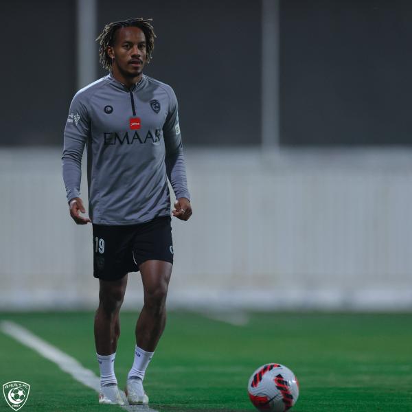 الهلال يعود بـ «كاريلو» ويخسر جانغ