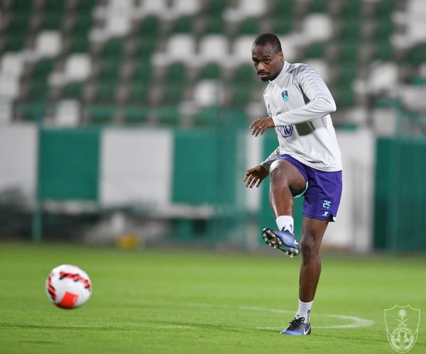 «كورونا» يهاجم الهلال والأهلي ويعصف بالفتح