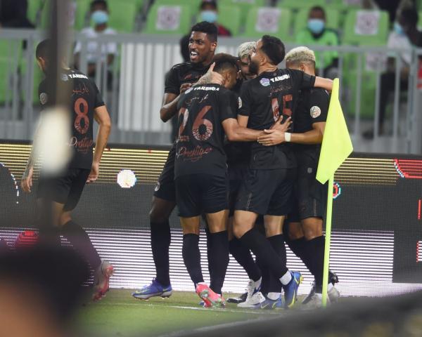 الشباب يحقق فوزاً مثيراً على الأهلي