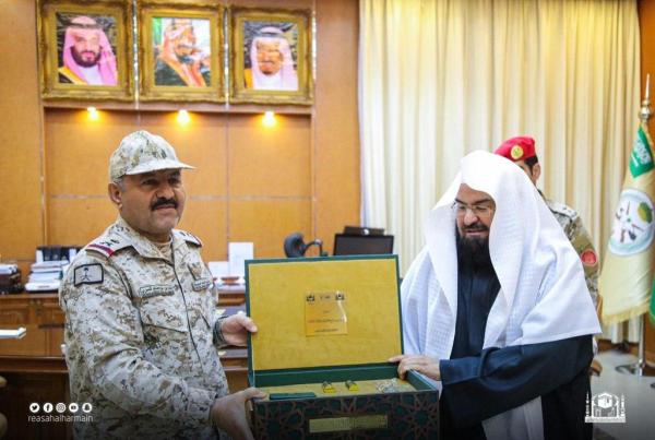 «السديس» : تضحيات جنودنا البواسل درس عظيم للدفاع عن الوطن