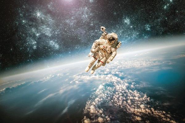 10 من أبناء الأرض استقبلوا 2022 في الفضاء