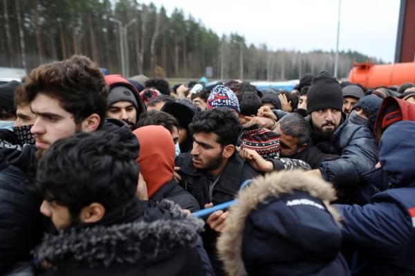 بيلاروس: مئات المهاجرين ما زالوا عالقين على الحدود البولندية