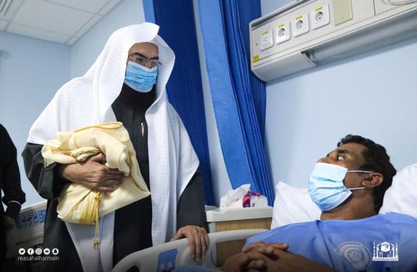 بالصور.. «السديس» يزور مصابي الحد الجنوبي ويشيد ببطولاتهم