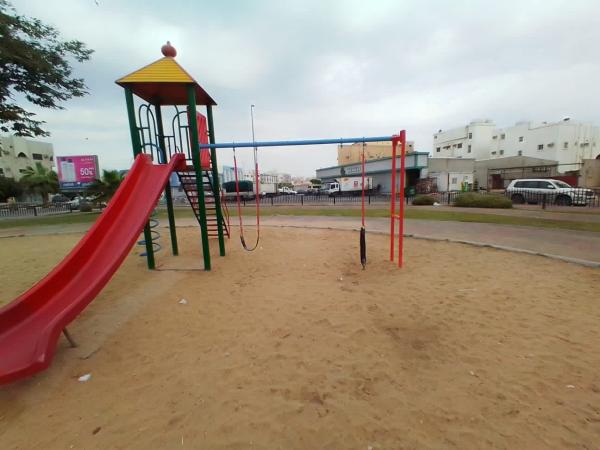تهيئة ألعاب الأطفال وكراسي الجلوس بالحدائق