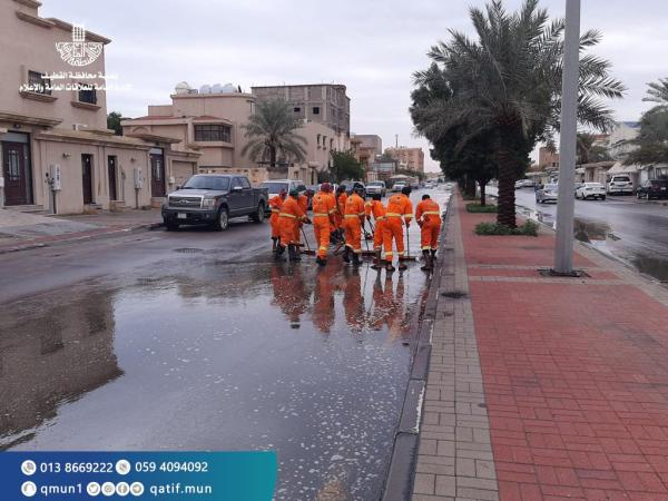 سحب تجمعات مياه الأمطار في القطيف