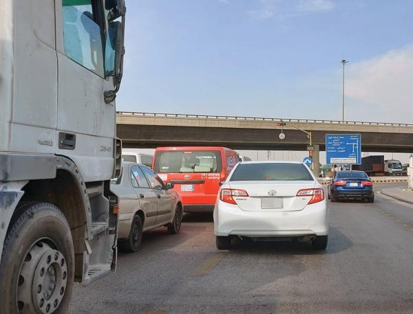 مركبة تتجاوز الخط الأصفر بإشارة «الملك فهد»