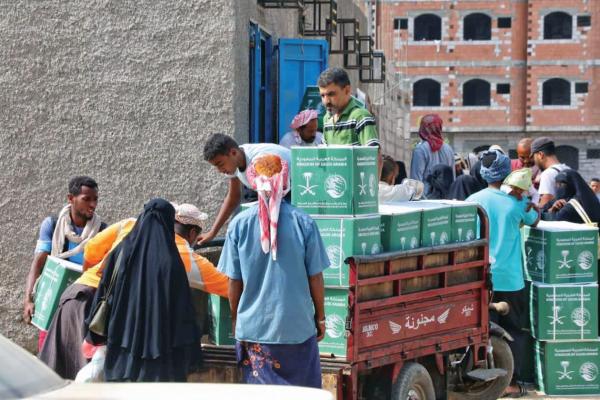 توزيع 85 طن سلال غذائية بعدن