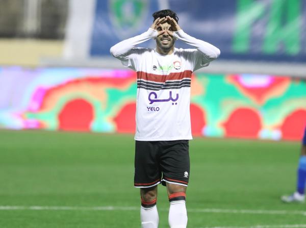 رائد التحدي يقتحم النموذجي بـ 