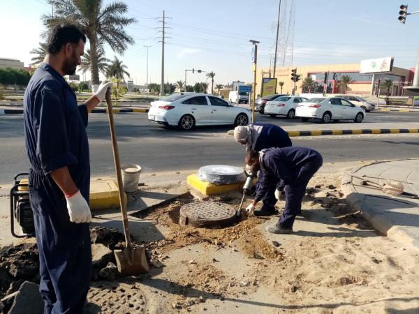 استبدال أغطية المناهل بالـ«فايبر جلاس»
في الجبيل