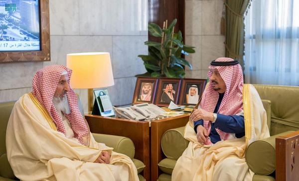 المفتي يهنئ أمير الرياض بنجاح رحلته العلاجية
