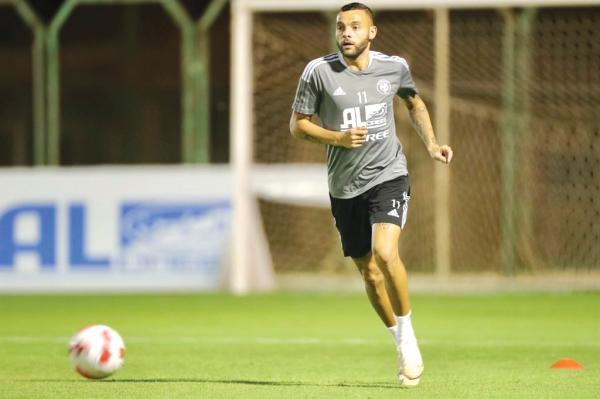 الطائي المنتشي يتربص بالهلال السوبر