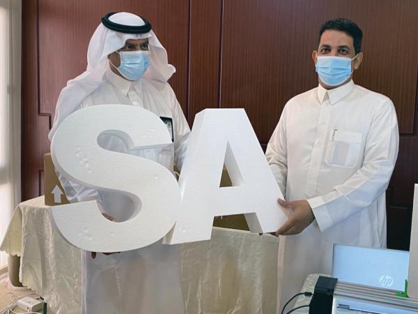 معلم يبتكر جهازا لقطع الفلين بتقنية «CNC»