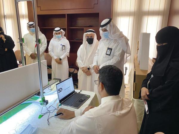 معلم يبتكر جهازا لقطع الفلين بتقنية «CNC»