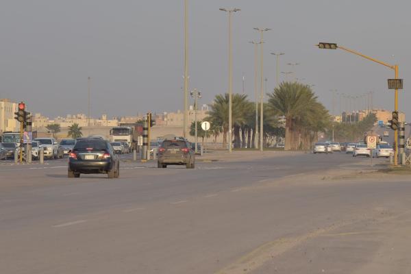 عمود إشارة خارج الخدمة بضاحية الدمام