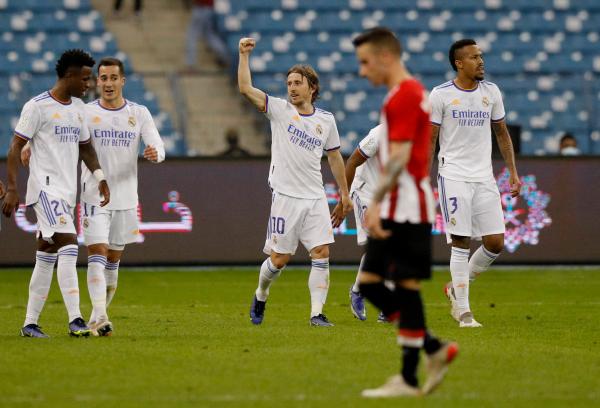 بالصور .. ريال مدريد يتوج بالسوبر
