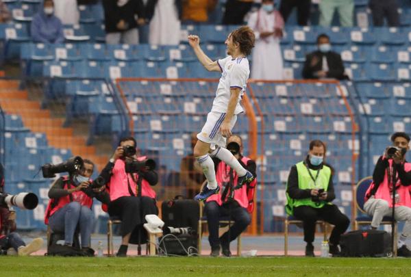 بالصور .. ريال مدريد يتوج بالسوبر
